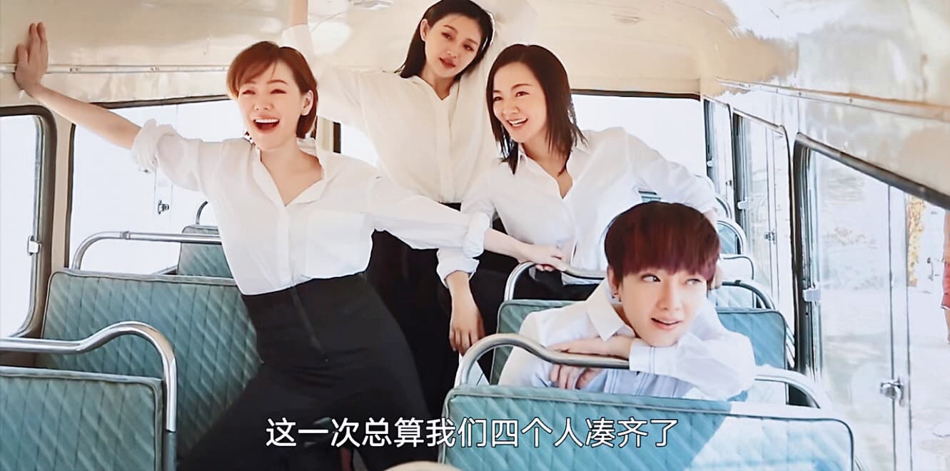 有陣子大S(左二)復出螢光幕前,被說是積極賺錢。汪小菲解釋兩人財產各自獨立。(翻攝自大S微博)