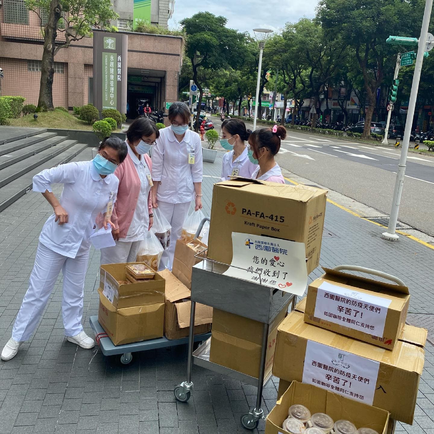 在疫情肆虐下,第一線醫療人員為了台灣人民勞心勞費地付出,賈永婕用行動挺醫護。(翻攝自賈永婕臉書)