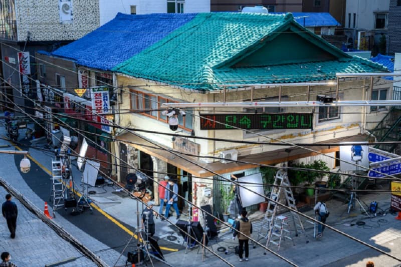 電影《如果雨之後》於疫情間到釜山取景,當地釜山影像委員會也給予全面協助。(翻攝自《釜山日報》)