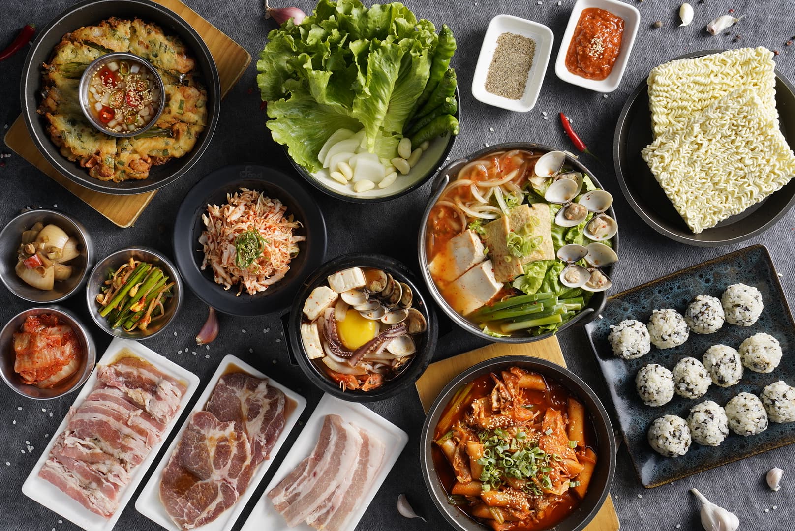 點「CP值爆棚牛豬三花套餐」除了可以吃肉,還能吃到許多韓式經典料理。(八色烤肉提供)