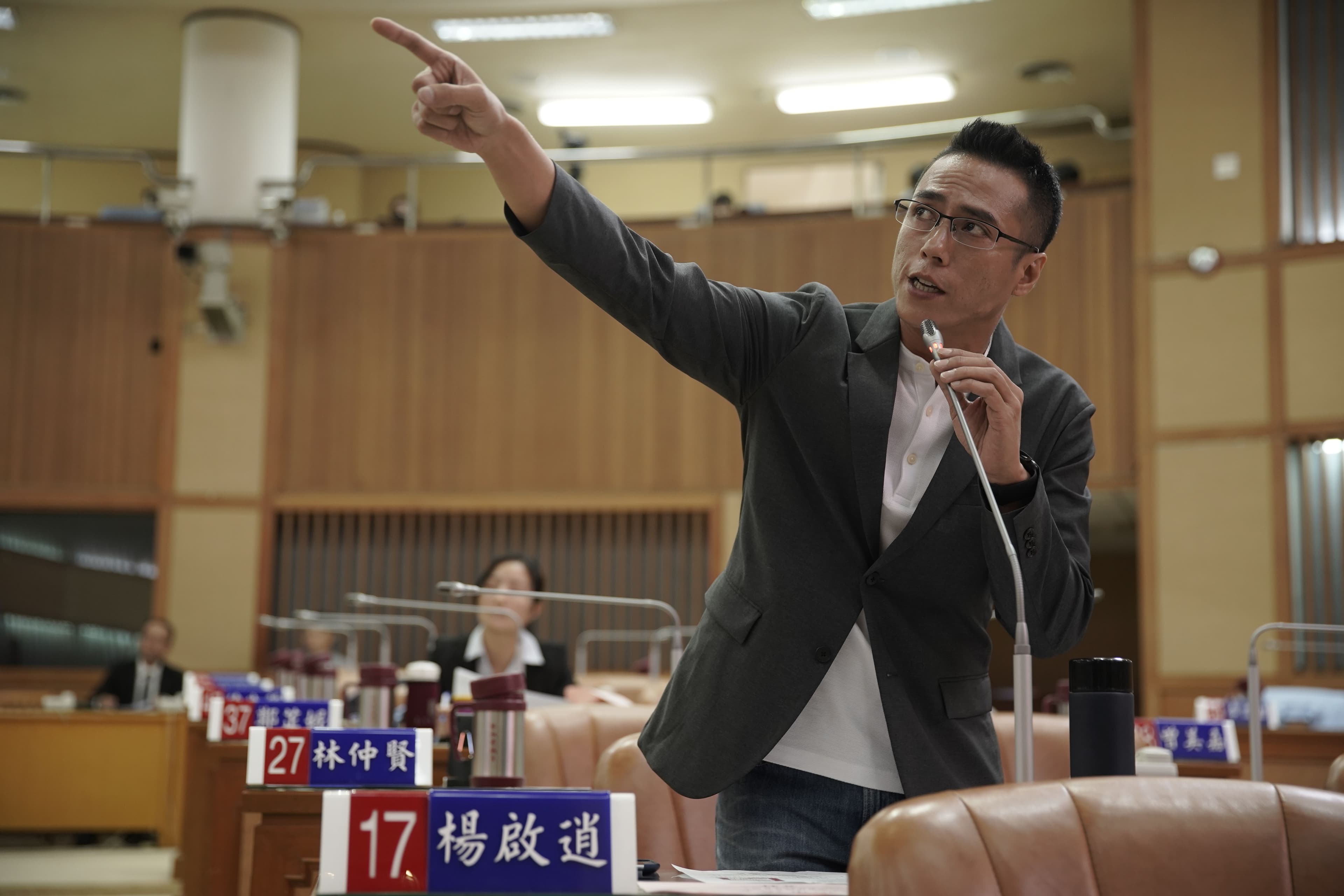 莊凱勛飾演新生代議員,親自進市議會實習。(CATCHPLAY提供)