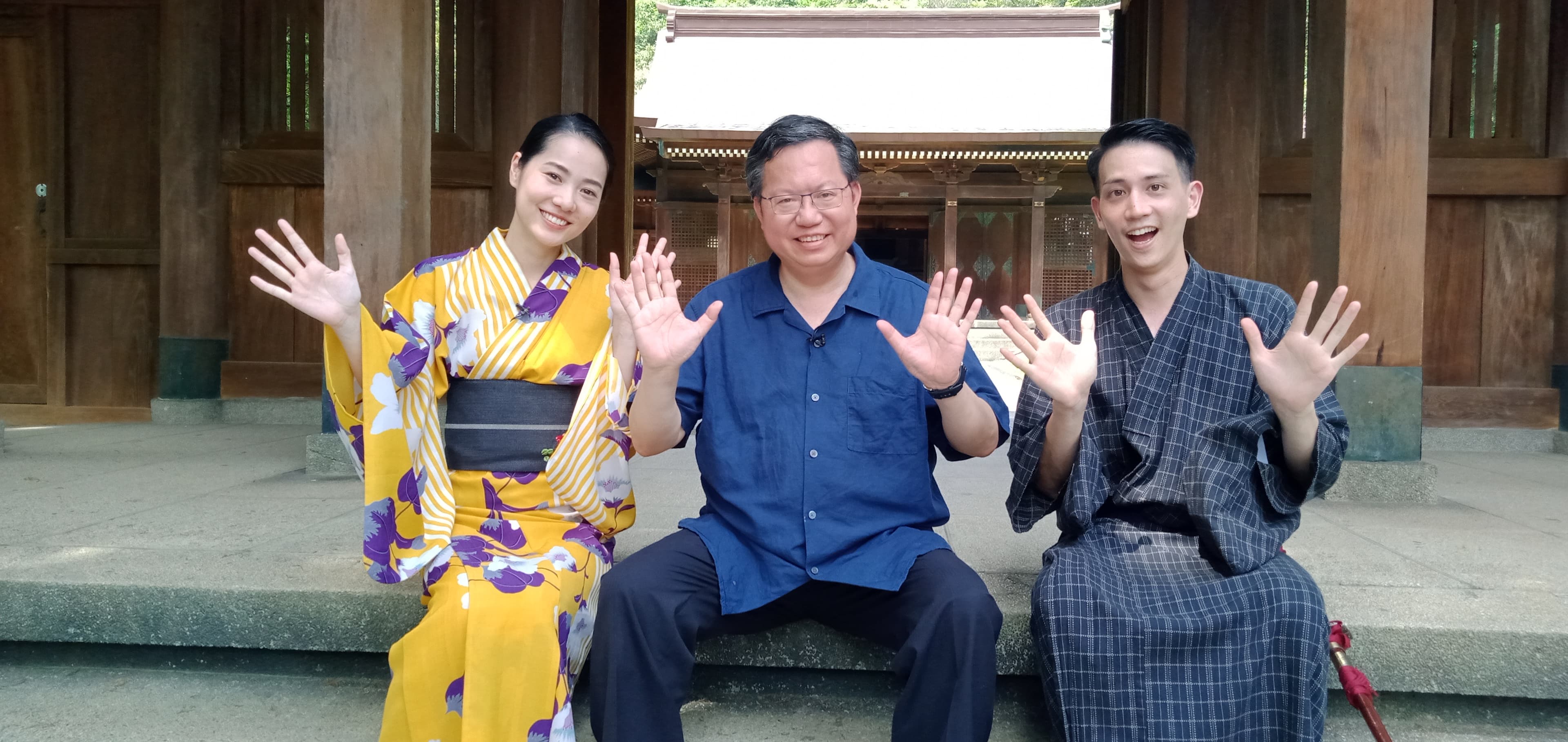 桃園市長鄭文燦帶高志認識桃園神社。(國興衛視提供)