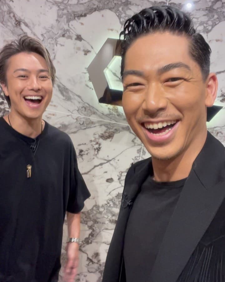 EXILE放浪兄弟AKIRA(右)與TAKAHIRO接受台媒訪問,宣布將推出《放浪一族演唱會精選》特別節目。(翻攝自AKIRA IG)