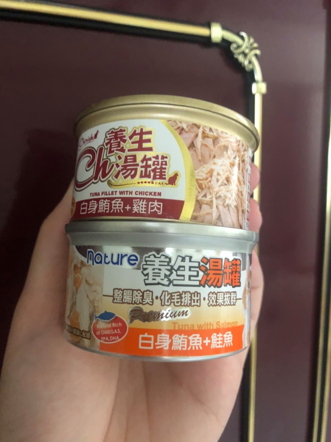 打開顧客送的一袋東西後,外送員發現裡頭是貓咪罐頭。(翻攝自臉書社團「外送師ㄟ543」)