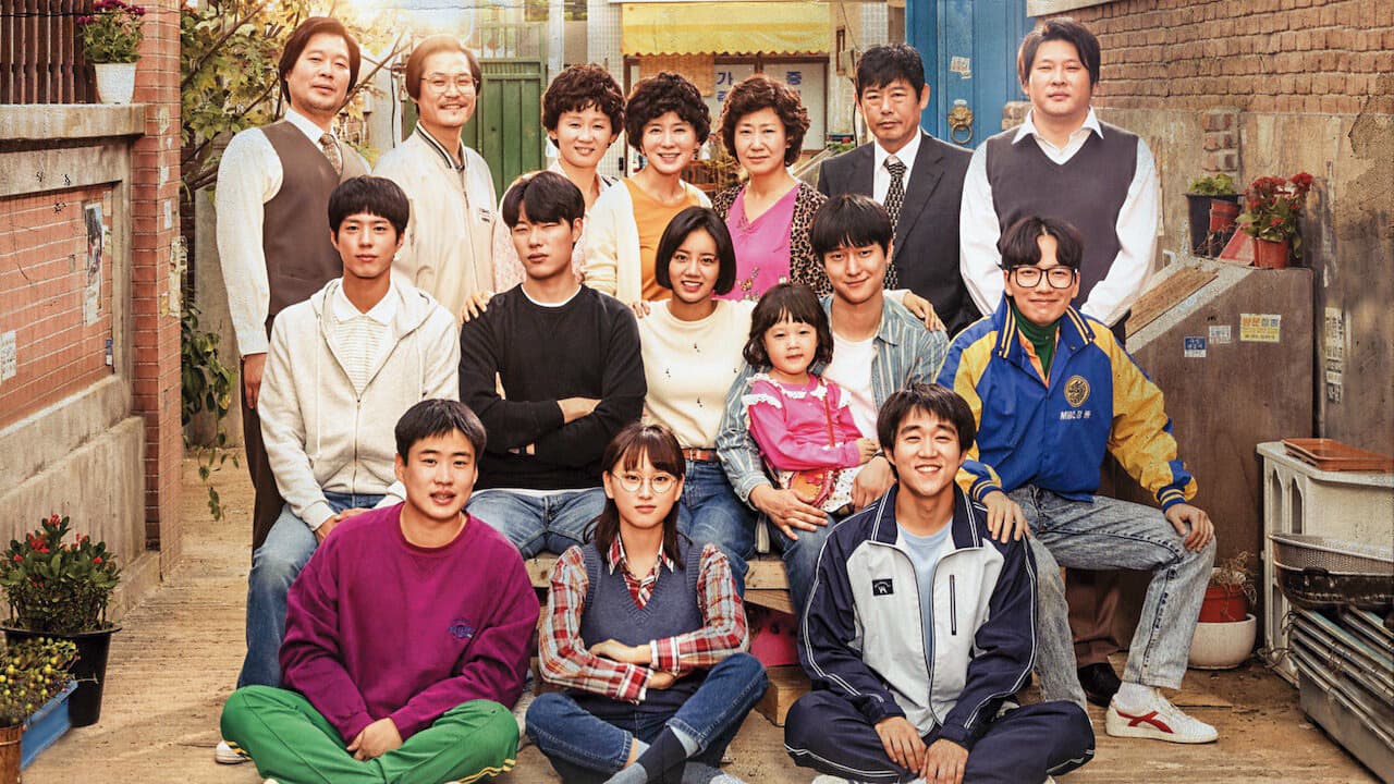 申元浩導演的《請回答》系列膾炙人口,朴寶劍(中排左一)就是《請回答1988》捧紅的。(TvN提供)