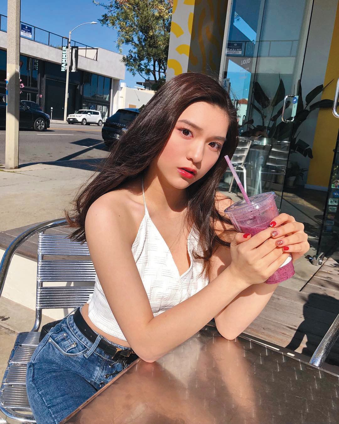 柯震東的女人緣頗佳,有一說他曾與身為白富美的陳亮君曖昧,甚至一起遊美,但最後不了了之。