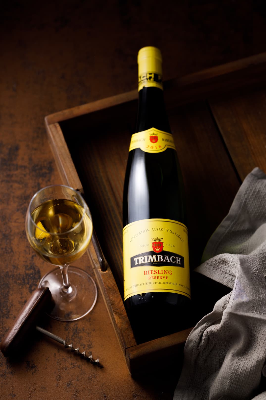 低單寧的「Trimbach Réserve Riesling白酒」伴隨著柑橘、杏桃的果香很適合與鮮味搭配。(外帶加購價2,160元/瓶,原價2,400元/瓶)