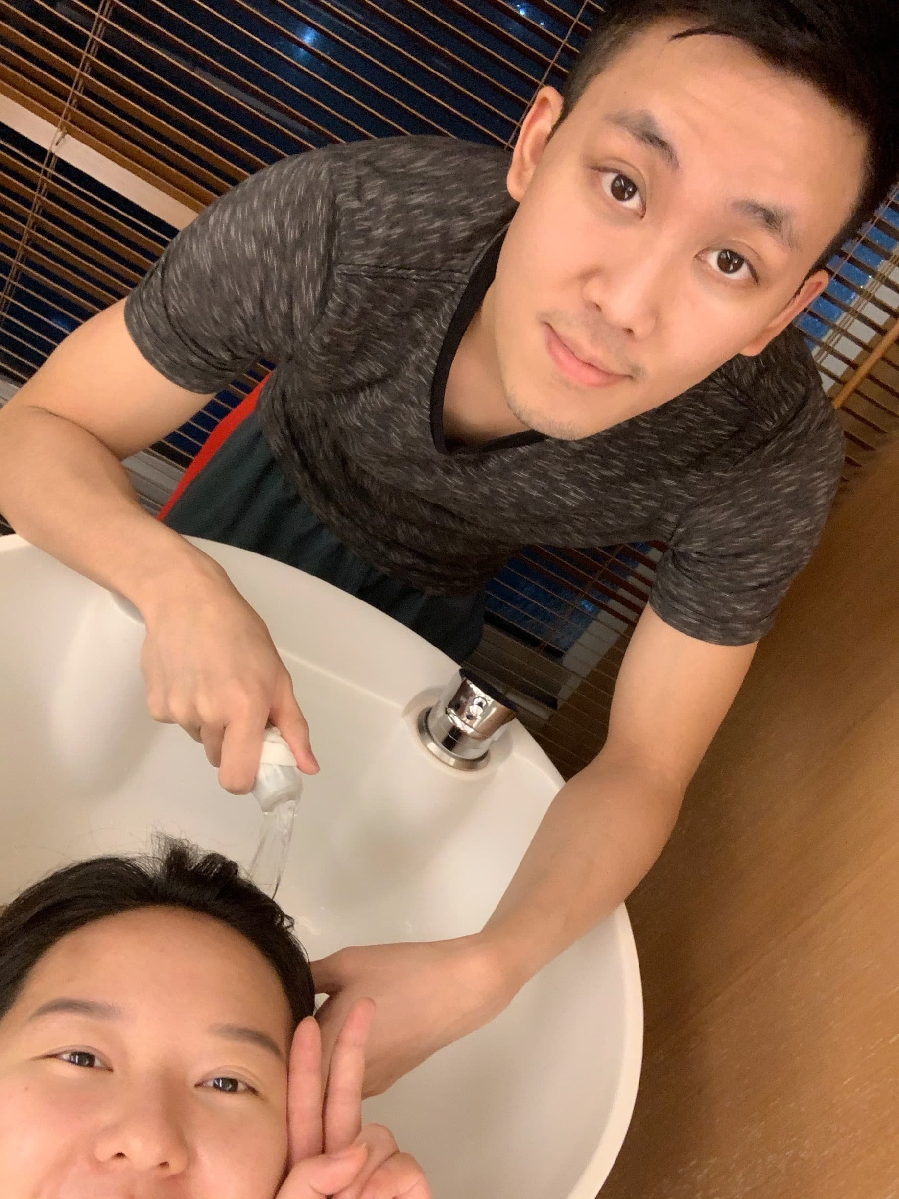 倪嘉昇是個體貼老公,會幫老婆Ariel洗頭。(倪嘉昇提供)