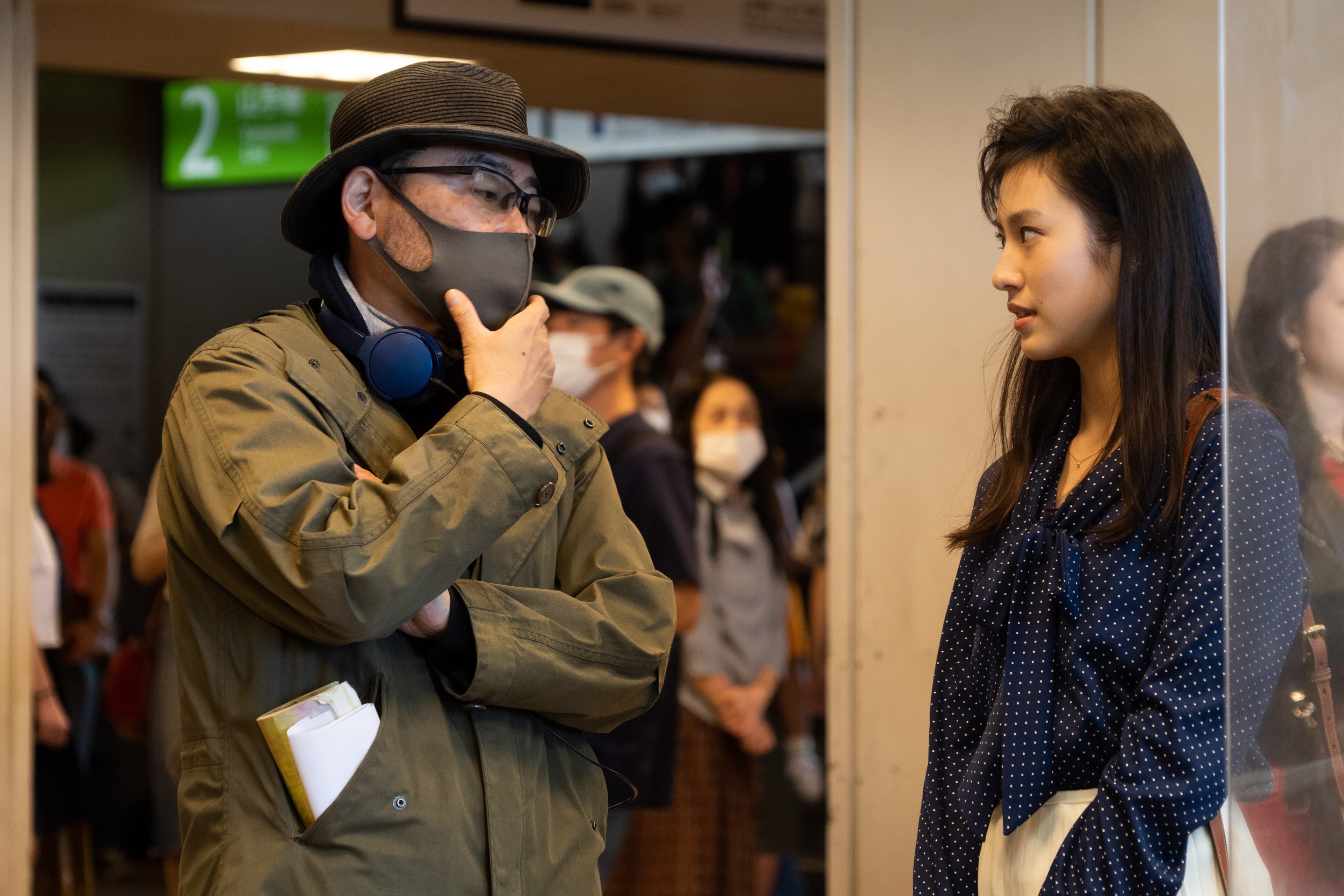 武正晴導演(左)認為恒松祐里擁有豐富的戲劇經驗,讓她在拍攝《AV帝王 第2季》更加從容。(Netflix提供)