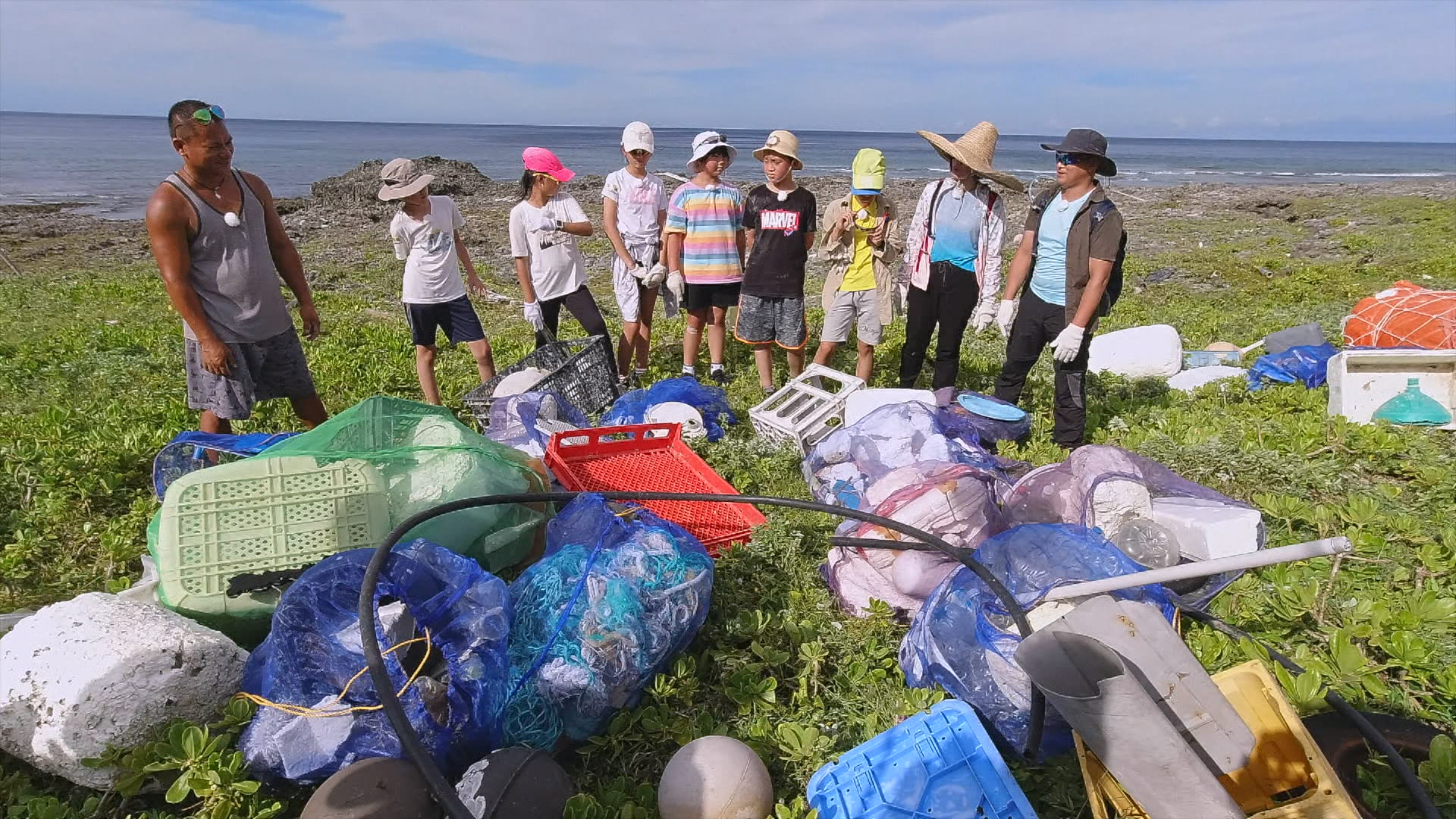 小兵、湘涵與小小背包客在蘭嶼透過淨灘了解垃圾問題。(公視提供)