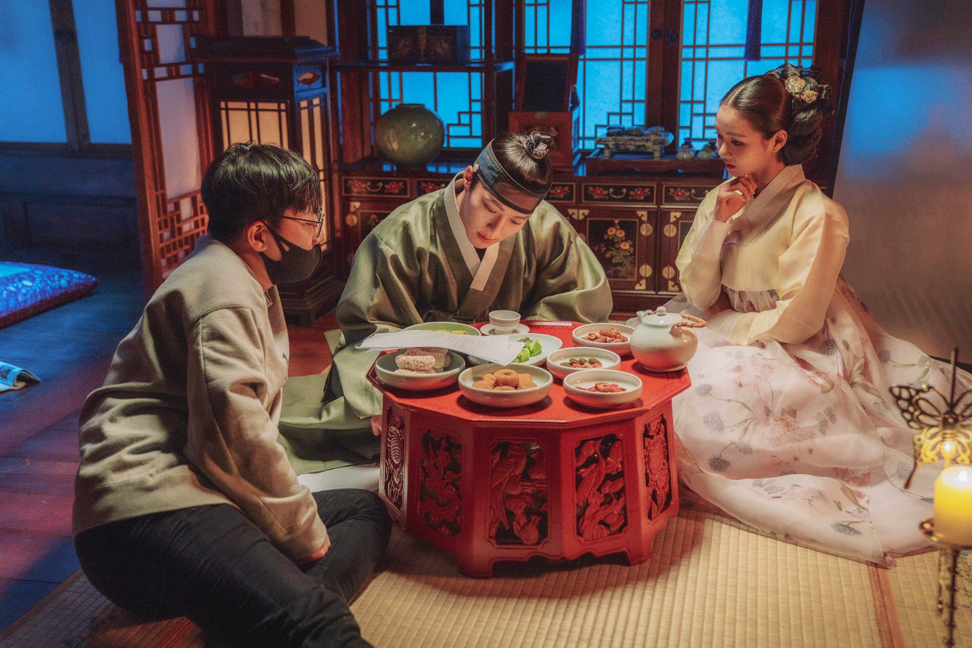 劇中的古代場景也藏著美術團隊的巧思,導演南成祐(左)大讚團隊的用心讓他得以專注於呈現張基龍(中)的情感。(愛奇藝國際站提供)