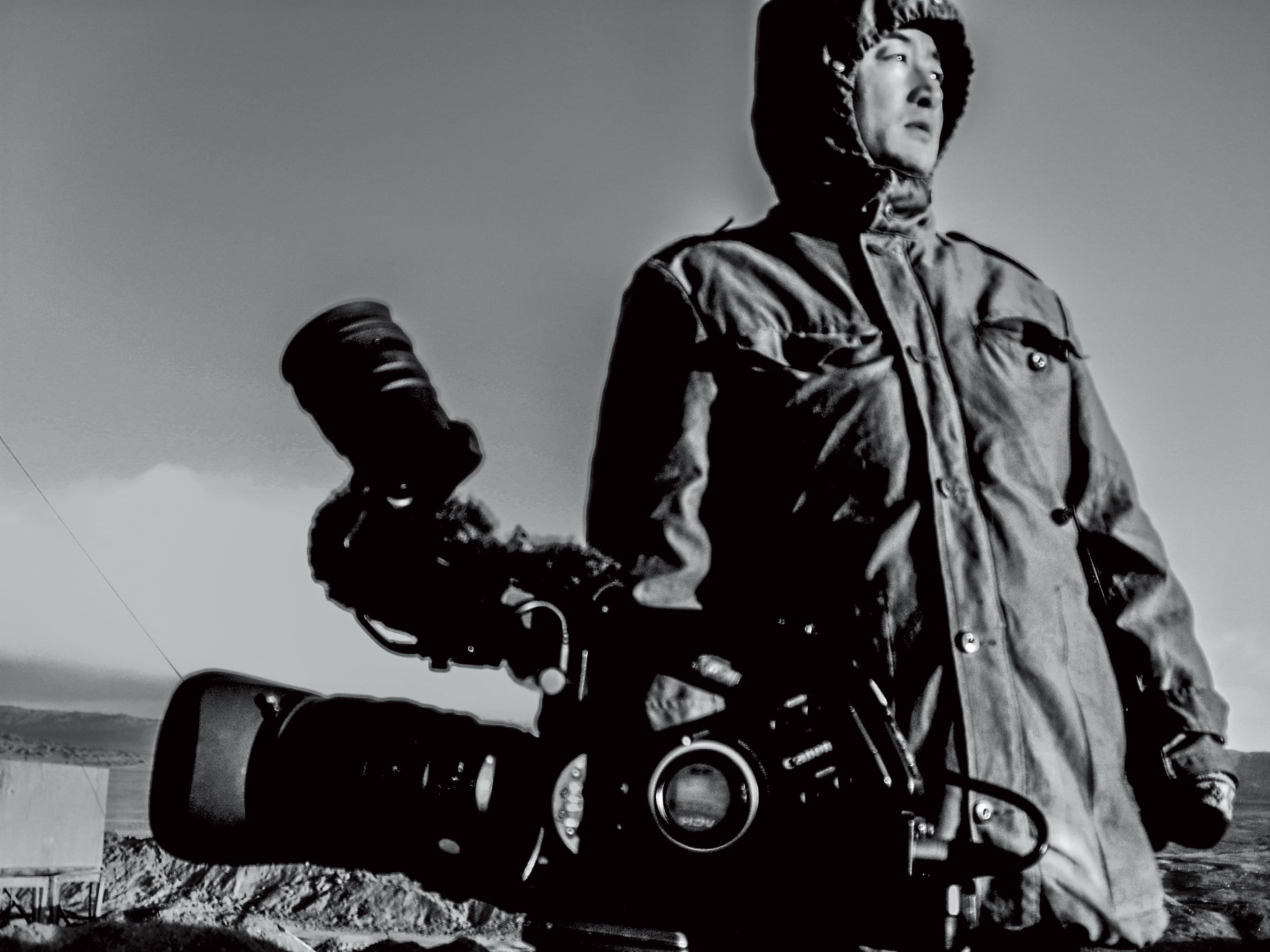 聞海2006年在青海高原花土溝,擔任王兵導演作品《原油》的攝影師。(聞海提供)