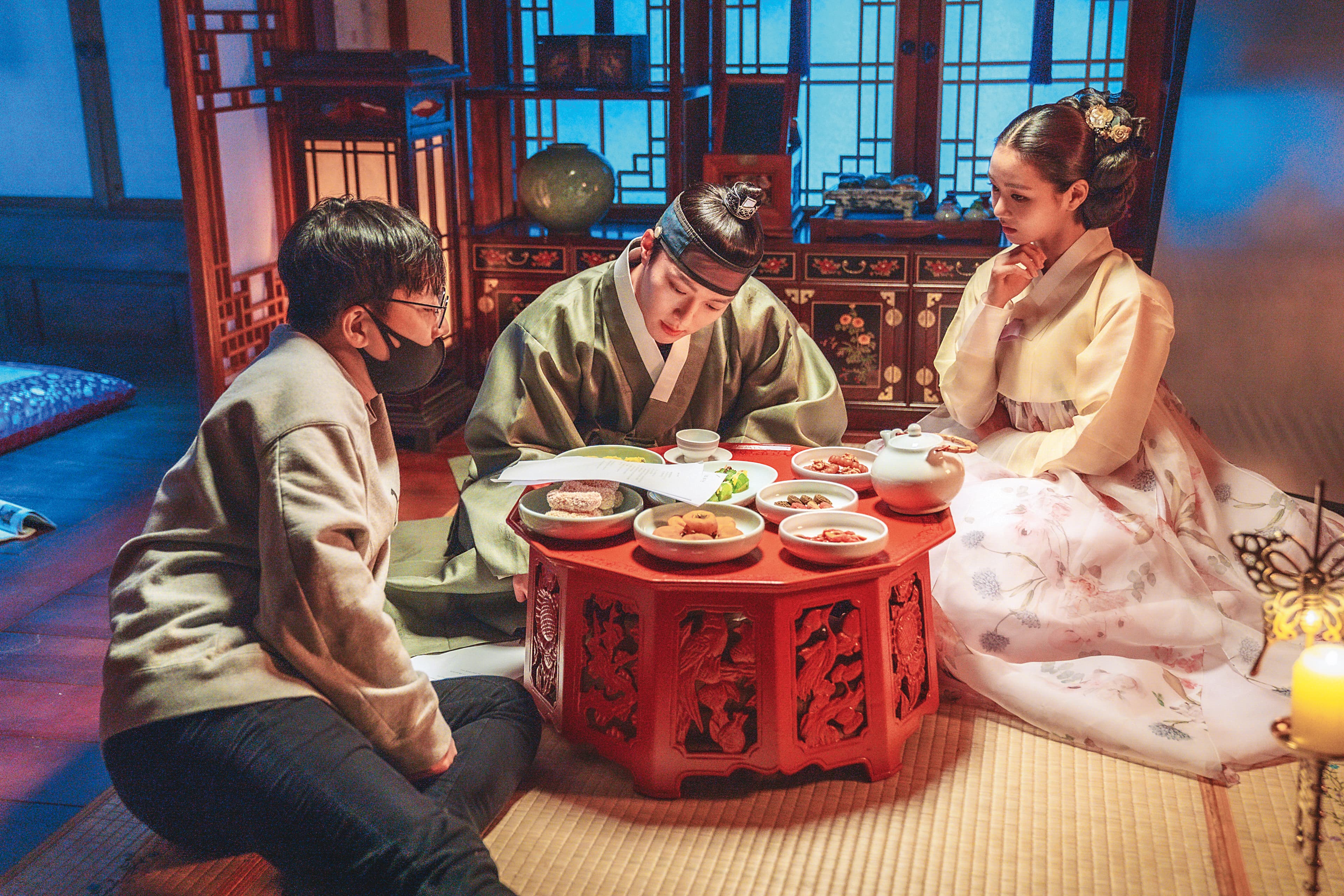 張基龍(中)飾演活了999年的九尾狐,導演南成祐(左)大讚他演技相當到位。(愛奇藝國際站提供)