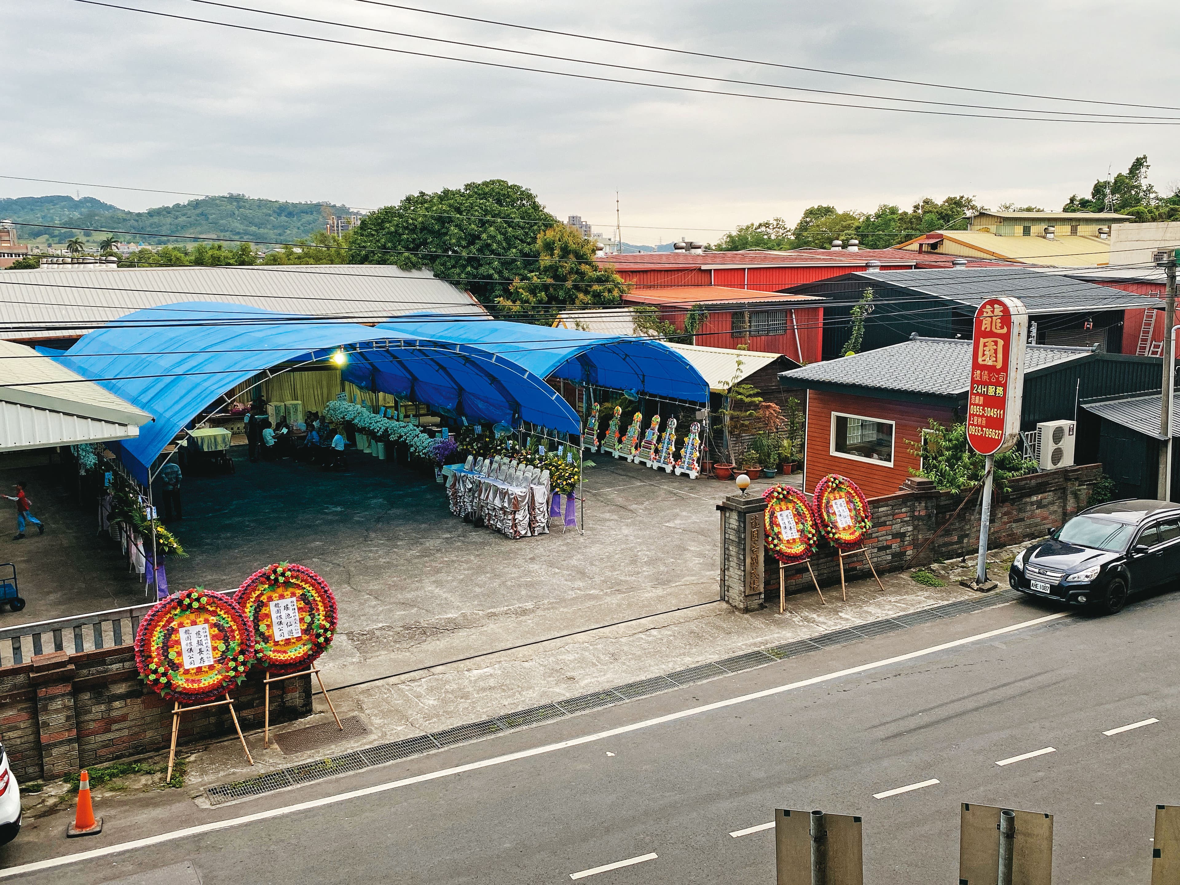 竹東鎮沿河街有6家非法殯葬業者,其中龍園公司(圖)的負責人是新竹縣議員。