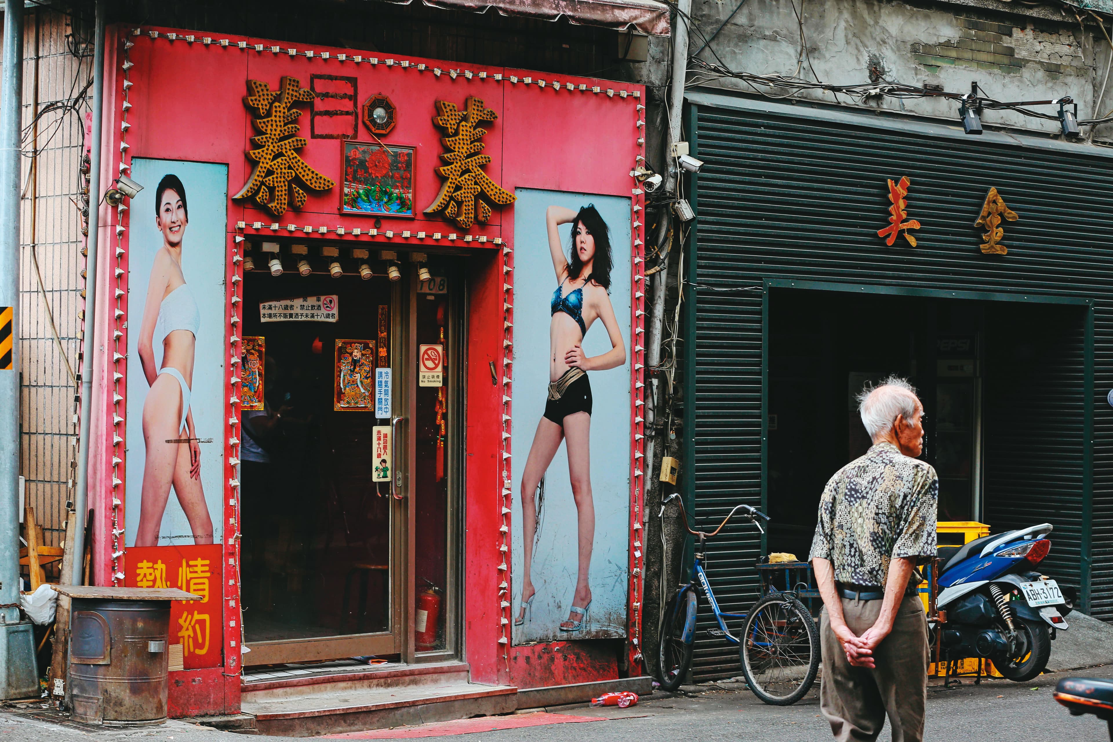 北部5月爆發社區感染,北市萬華是重災區,其中一群聚感染源來自茶藝館。(陳俊銘攝)