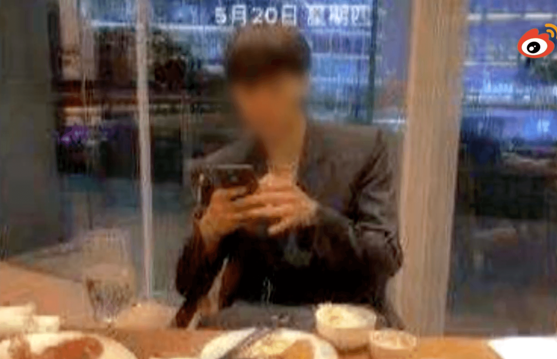 張男在曹女相簿中,找到她與男模外出的照片。(翻攝自微博)