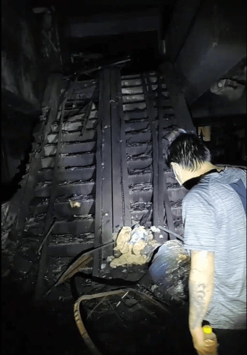 事故現場一片狼籍,電扶梯也被燒得焦黑。(翻攝自臉書)