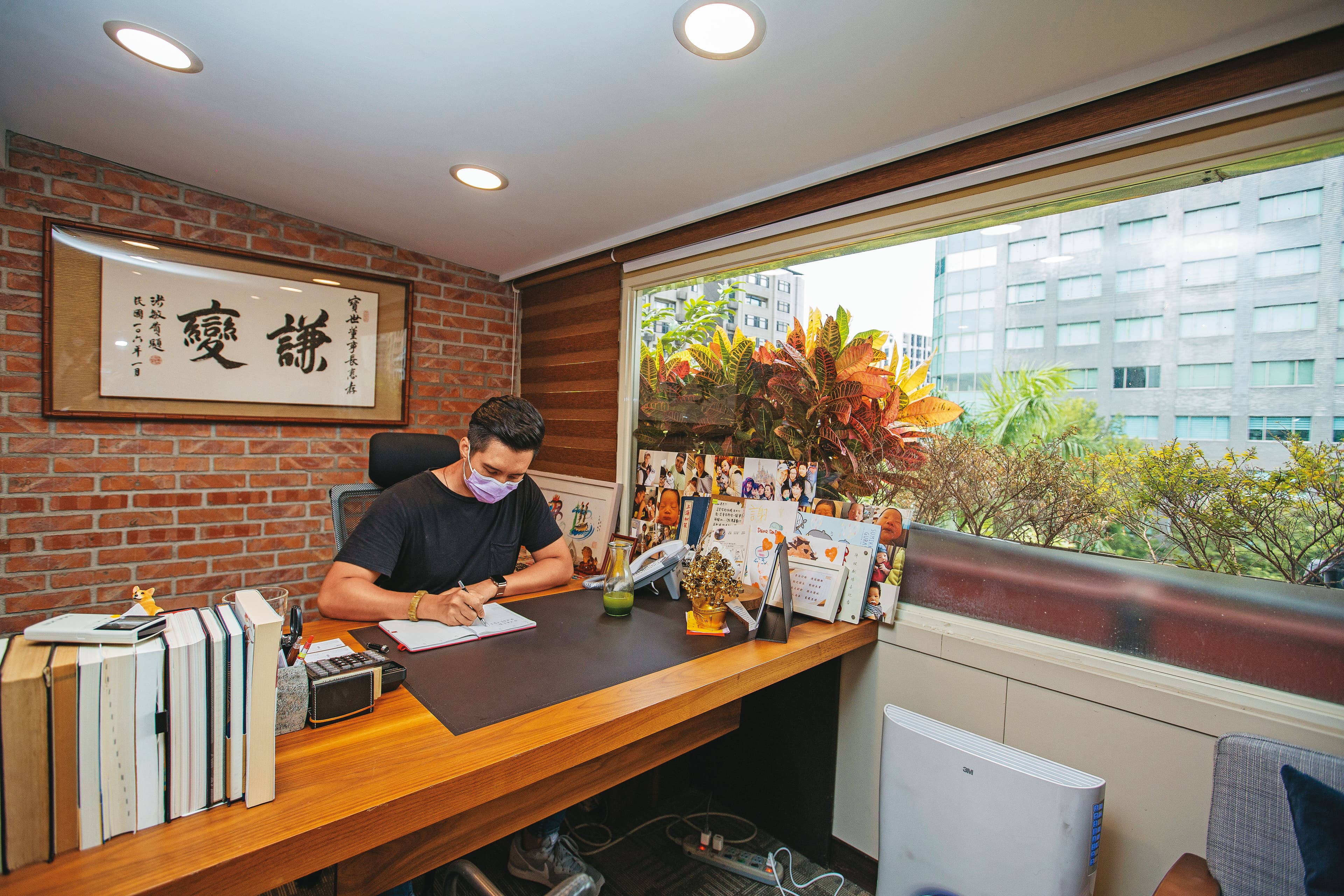 黃寶世的辦公室位於仁愛店頂樓,貳樓旗下直營店都為獨棟式建築。