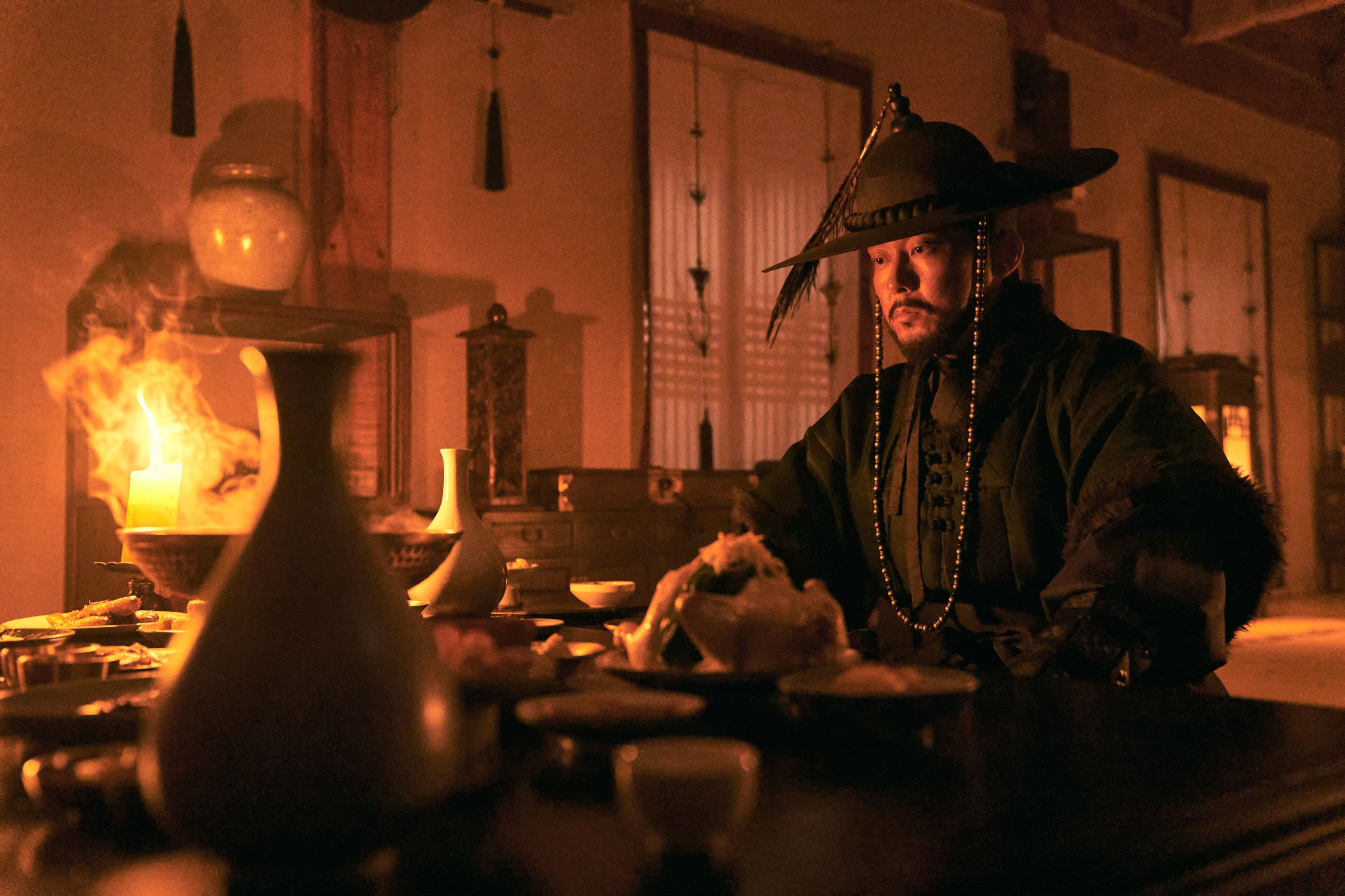 全智賢為了復仇而投靠朴秉恩。(Netflix提供)
