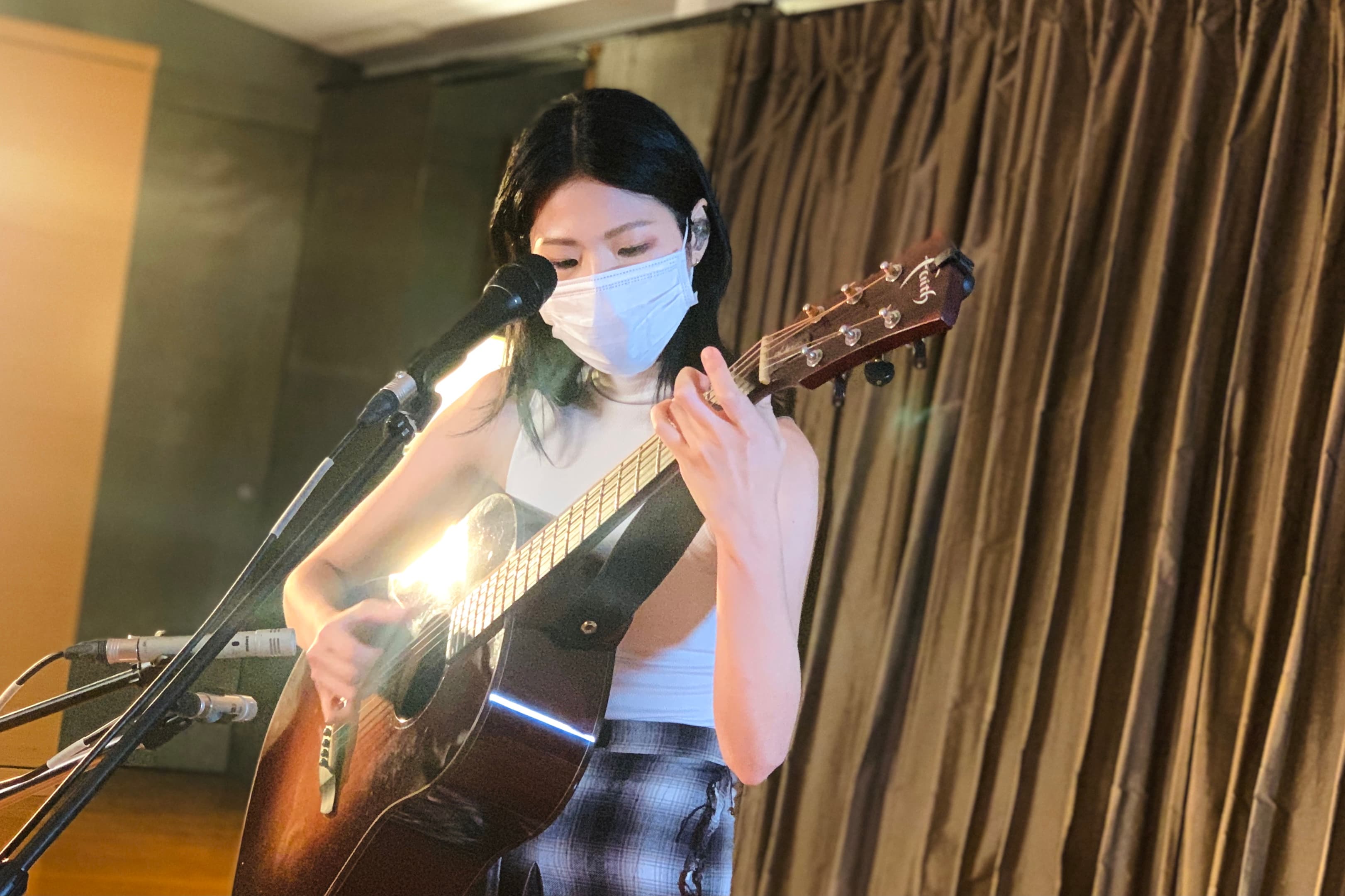多次入圍金曲獎與金音獎的柯泯薰用音樂為大家加油打氣。(文化總會提供)
