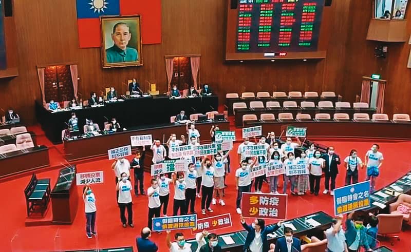 考量疫情恐影響公投,國民黨立院黨團近日拋出不在籍投票議題,但在院會表決時遭綠營否決。(翻攝國民黨團臉書直播)