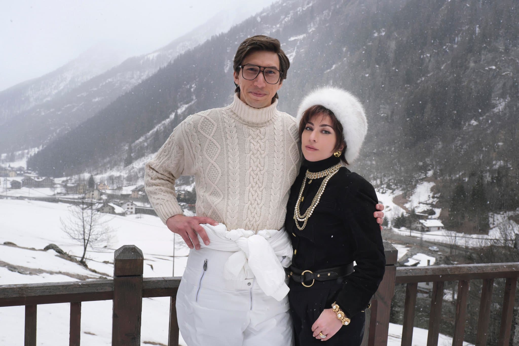 亞當崔佛(左)與女神卡卡(右)一起主演Gucci家族的傳記電影,講述時尚豪門奪權、內鬥、暗殺的愛恨情仇。(翻攝自女神卡卡推特)