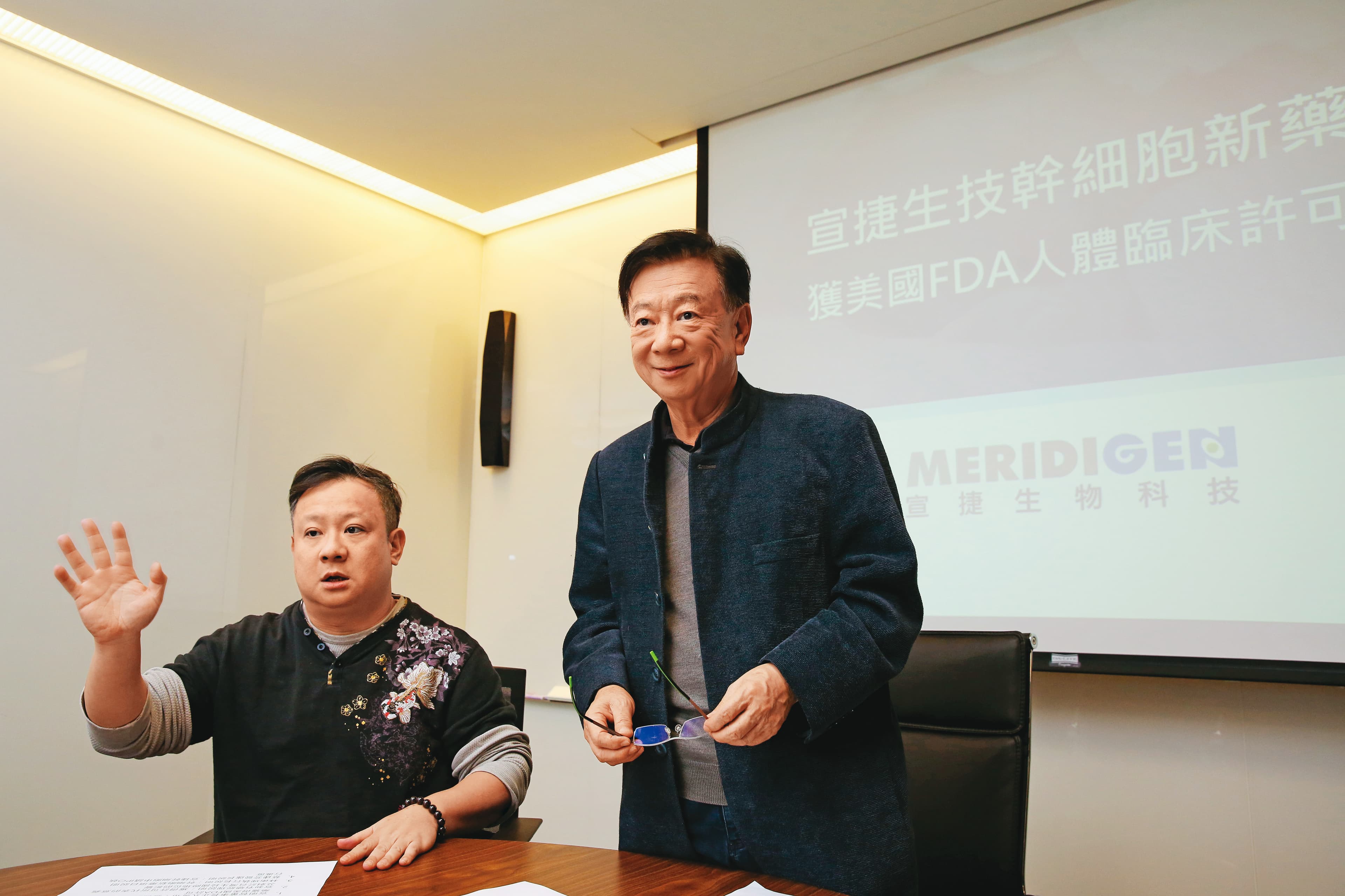 宣明智(右)一手成立的宣捷,交棒長子宣昶有(左)營運。