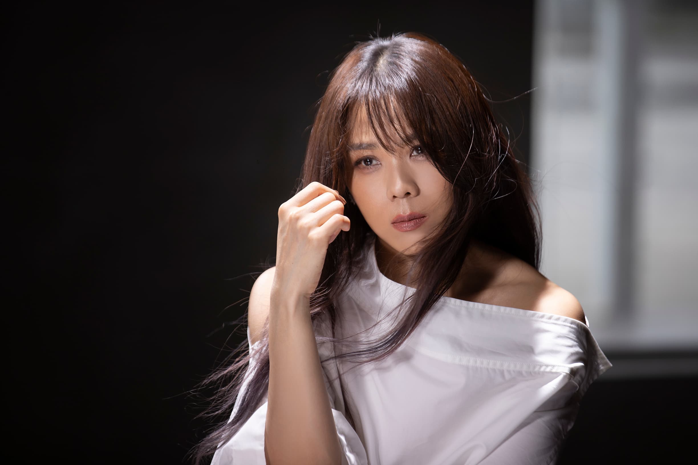 蔡健雅創作〈出走〉的初心,帶著一種「不能受困於此」的信念。(環球唱片提供)