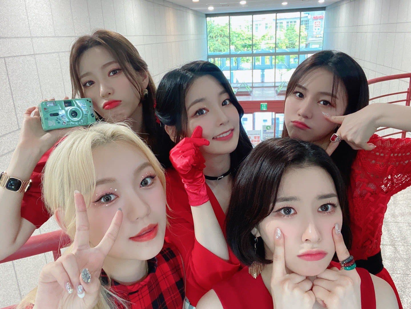 Rocket Punch 5月時發行〈Ring Ring〉,朱里因健康出問題暫停活動。(翻攝Rocket Punch推特)