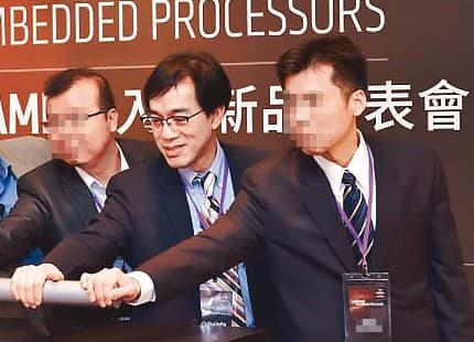 江建正(右2)成立的昱冠資訊原本提供工業4.0和IOT服務。(翻攝xfastest)