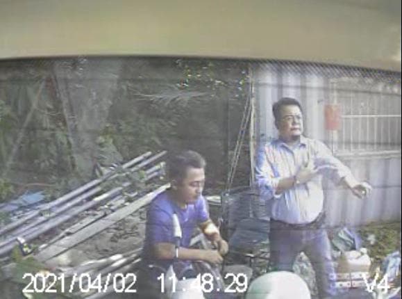 李義祥與台鐵花蓮工務段施工主任熊德育在現場的畫面被救護車鏡頭拍下。(翻攝畫面)