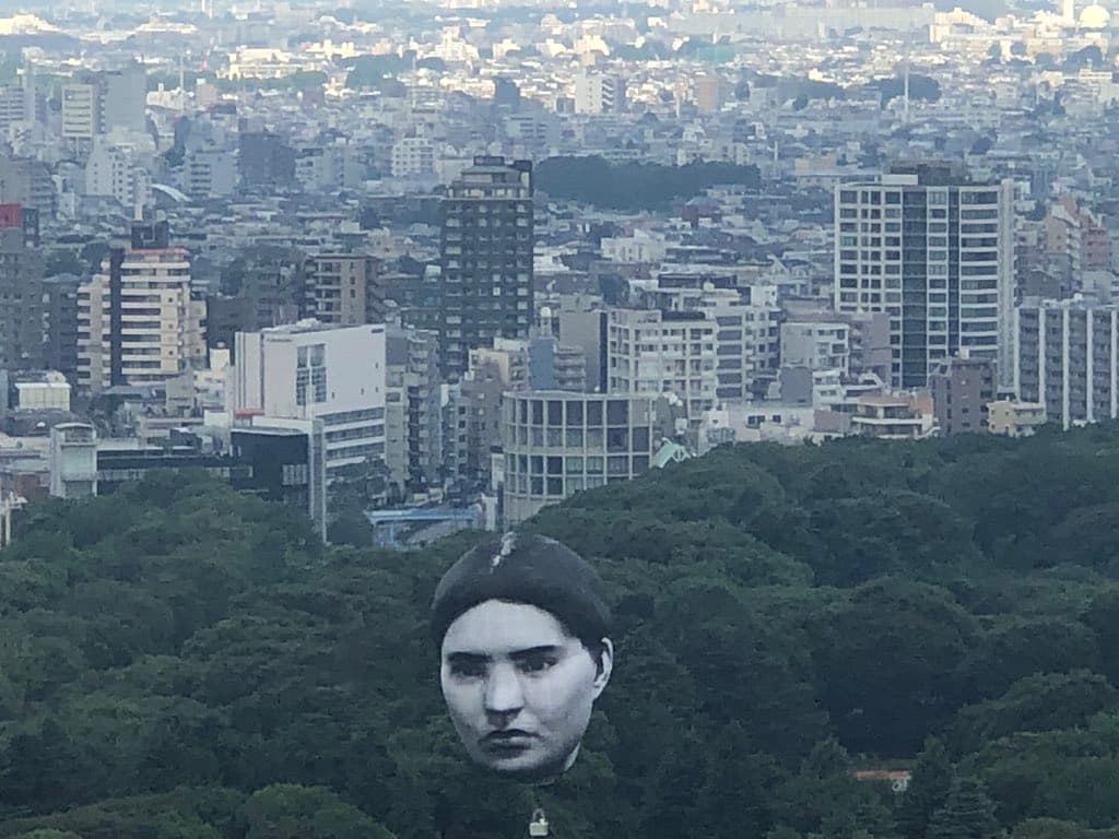 巨大的人頭漂浮在東京。(翻攝自@monoprixgourmet推特)