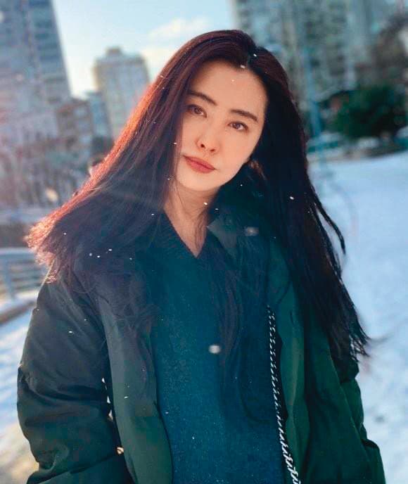 自從退出娛樂圈後,王祖賢就隱居加拿大潛心修佛,網上流傳不少她參加佛教活動的照片。(網路圖片)
