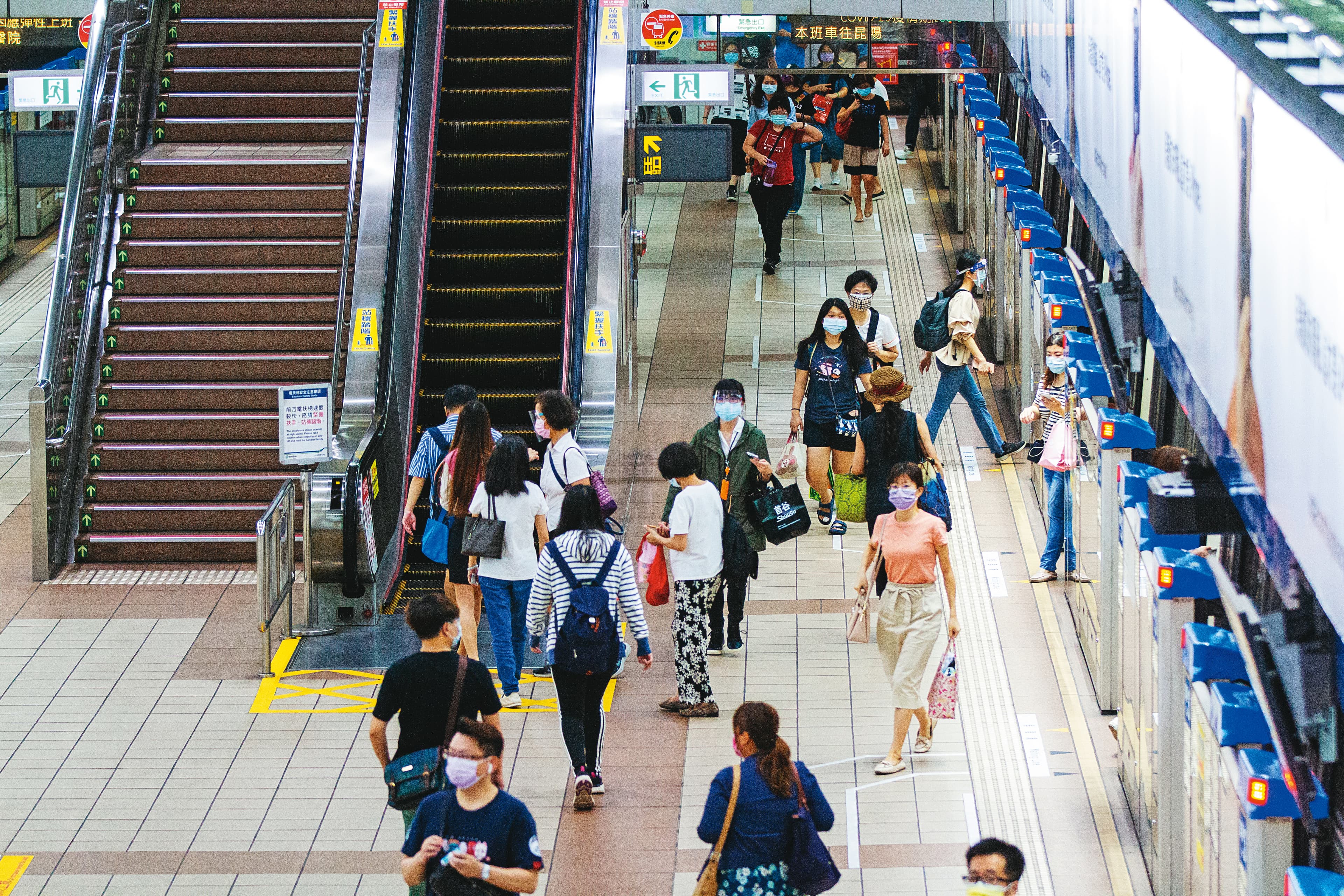 政府陸續鬆綁相關管制,原本冷清的捷運站,近日逐漸恢復搭車人潮。