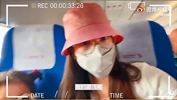 日前方媛帶女兒赴上海會合郭富城,分享的登機影片卻被發現搭經濟艙,引起外界批評郭富城「小氣」。(翻攝自方媛Moka微博)