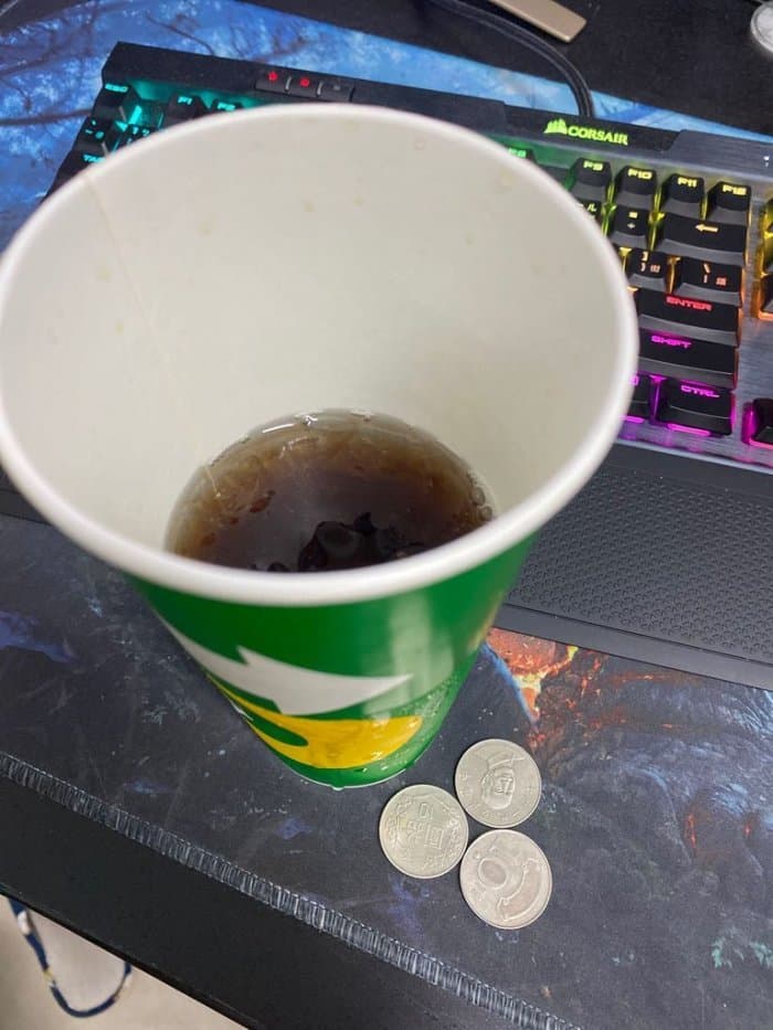 儘管網友不介意飲料遭打翻,還是收到對方的30元賠償金。(翻攝自Dcard)