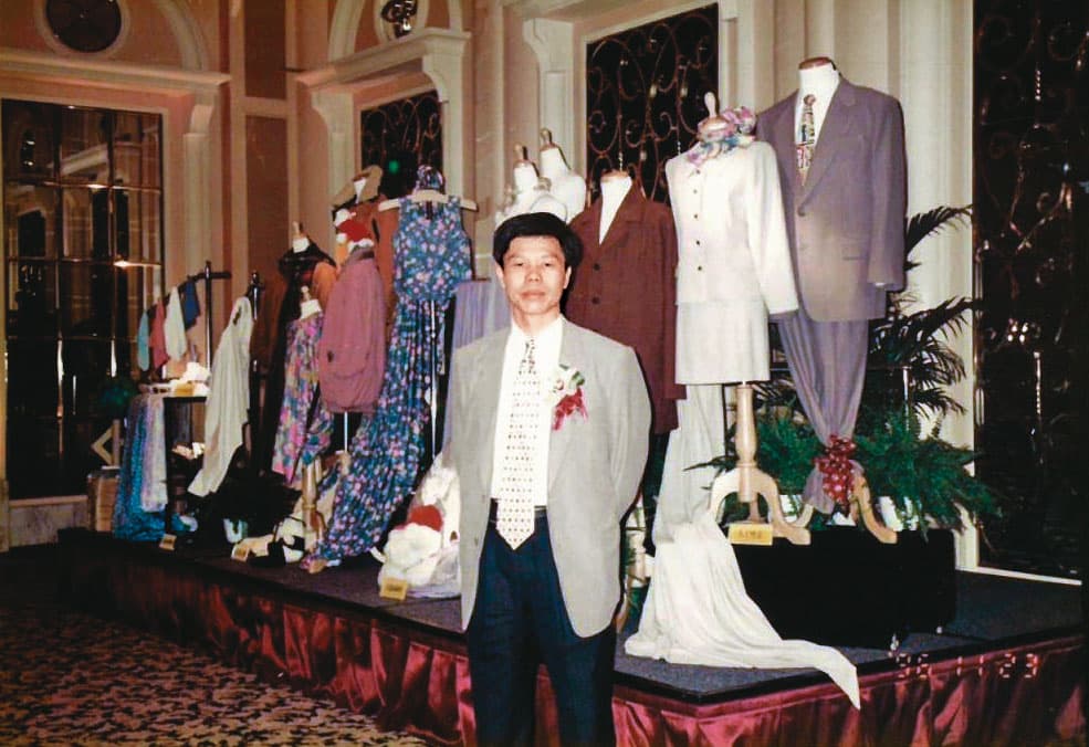 1996年,聚隆推出主力產品極超細纖維絲,周文東親自參加發表會。(聚隆提供)