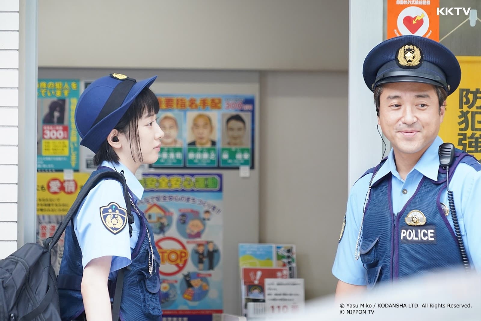 室剛(右)先前曾和永野芽郁演父女,這次在《秘密內幕-女警的反擊-》變成上司與下屬,他飾演一名愛打混的派出所所長。(KKTV提供)