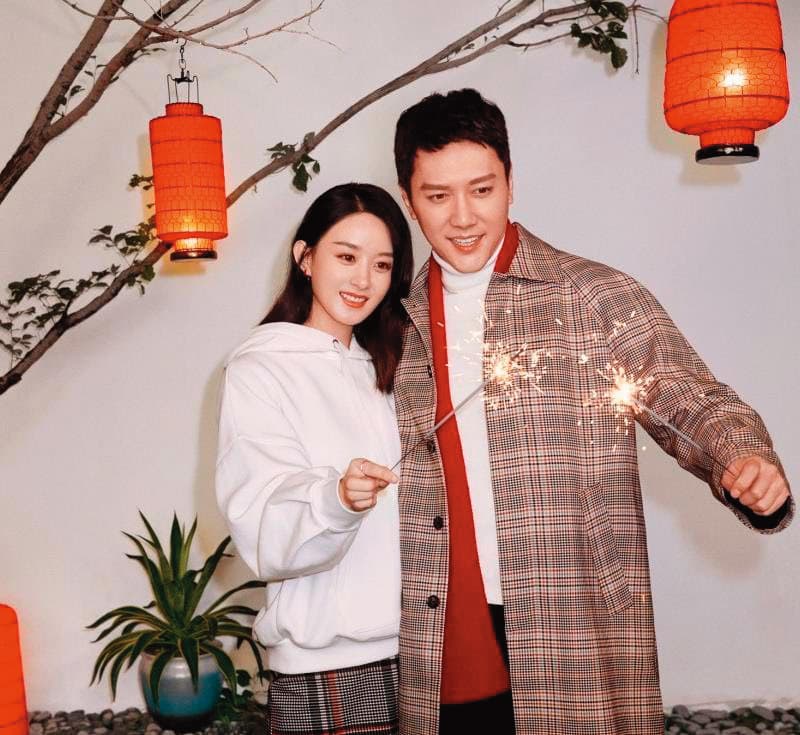 趙麗穎首度與馮紹峰合體代言服裝系列,也遭爆料是為後來上夫妻綜藝鋪路試水溫,但如今兩人已離婚。(微博圖片)