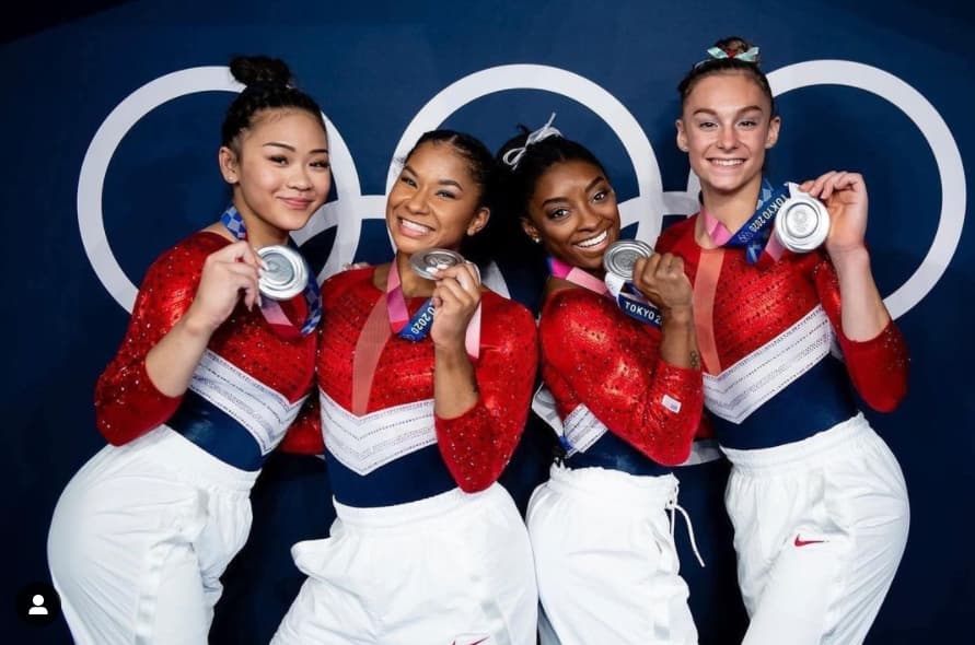 拜爾絲(右2)在美國隊得銀牌時現身一同領獎合照。(翻攝自@simonebiles Instagram)