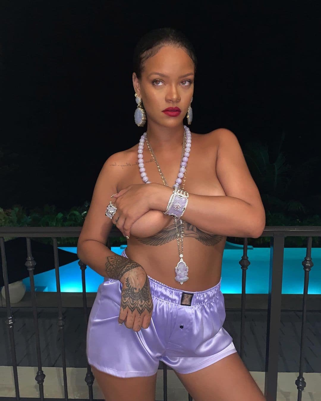 作風非常大膽的蕾哈娜,擁有自己的內衣品牌。(翻攝Rihanna IG)