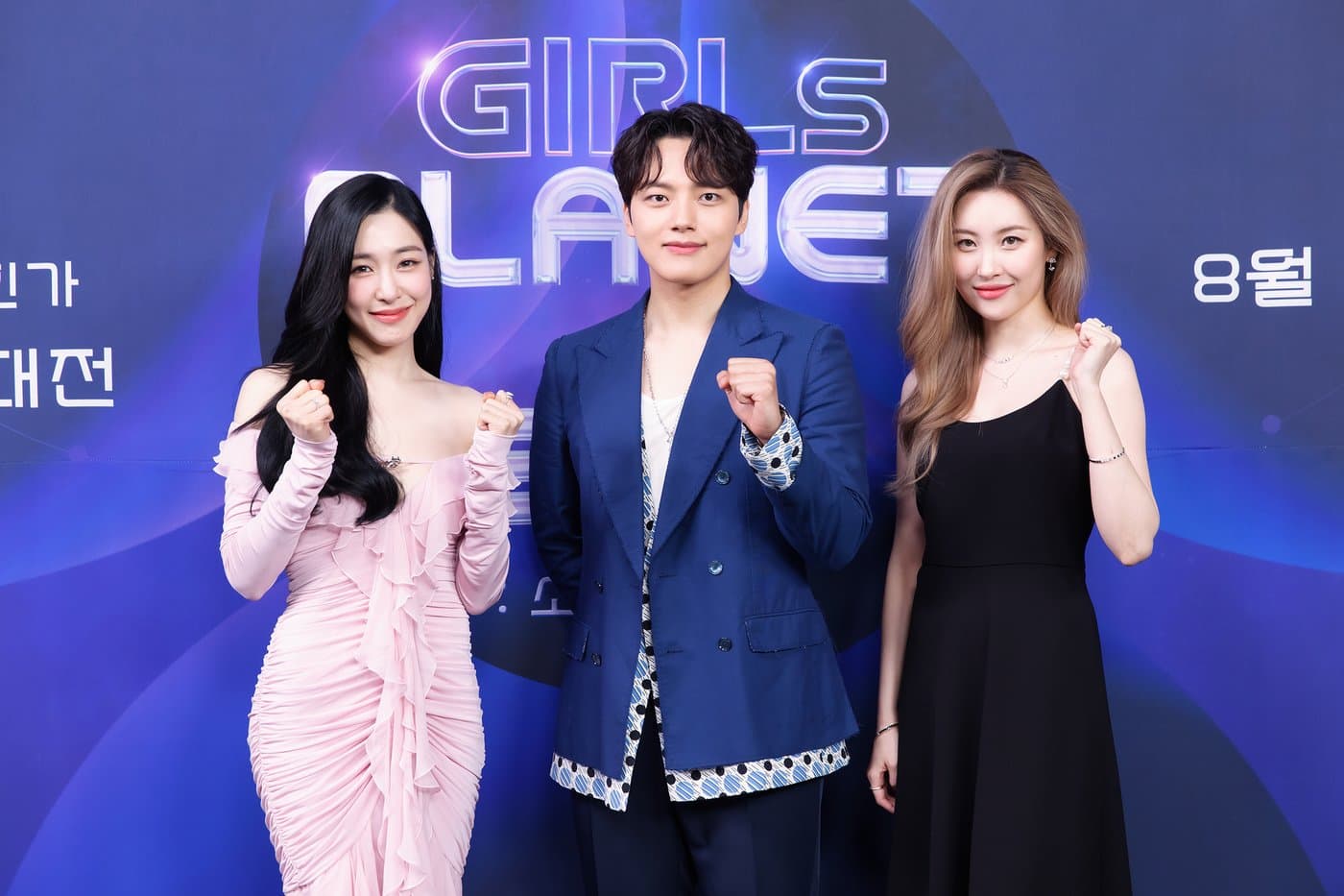 《Girls Planet 999》由呂珍九(中)擔任主持人,歌手蒂芬妮(左)和宣美則是練習生的導師。(翻攝自news1)
