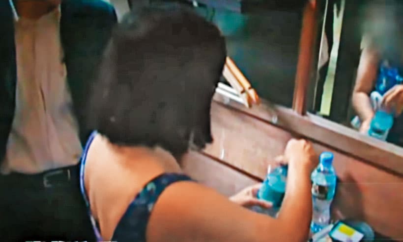 49歲的游女被帶回案發現場模擬,但說法前後矛盾,引起警方懷疑。(翻攝畫面)