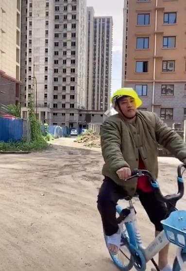 張尚武最近分享近況,表示自己的職業是建築工人。(翻攝張尚武微博)