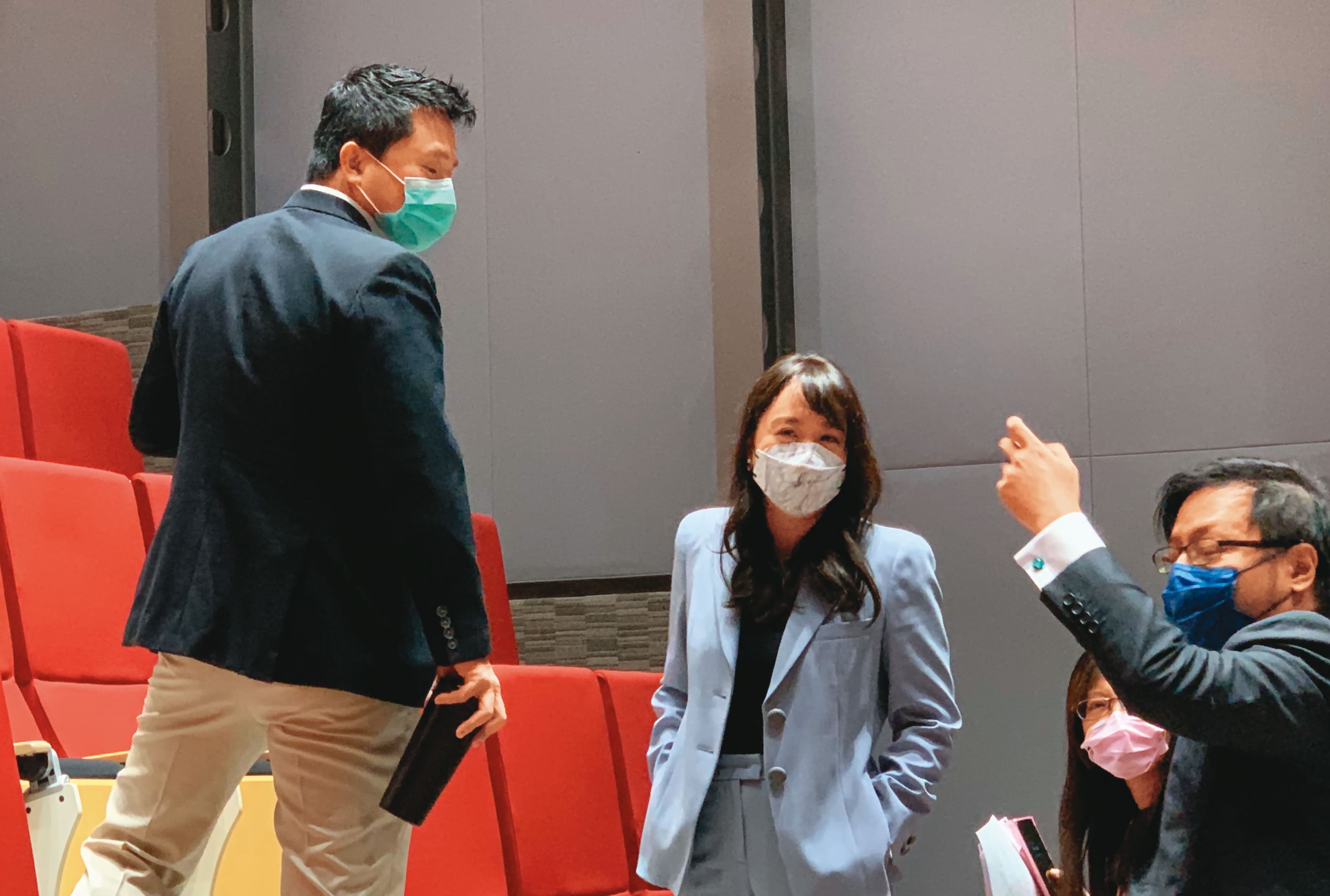 近來龍巖經營層大換血,目前由李凱莉(左2)與夫婿(左1)掌大權。