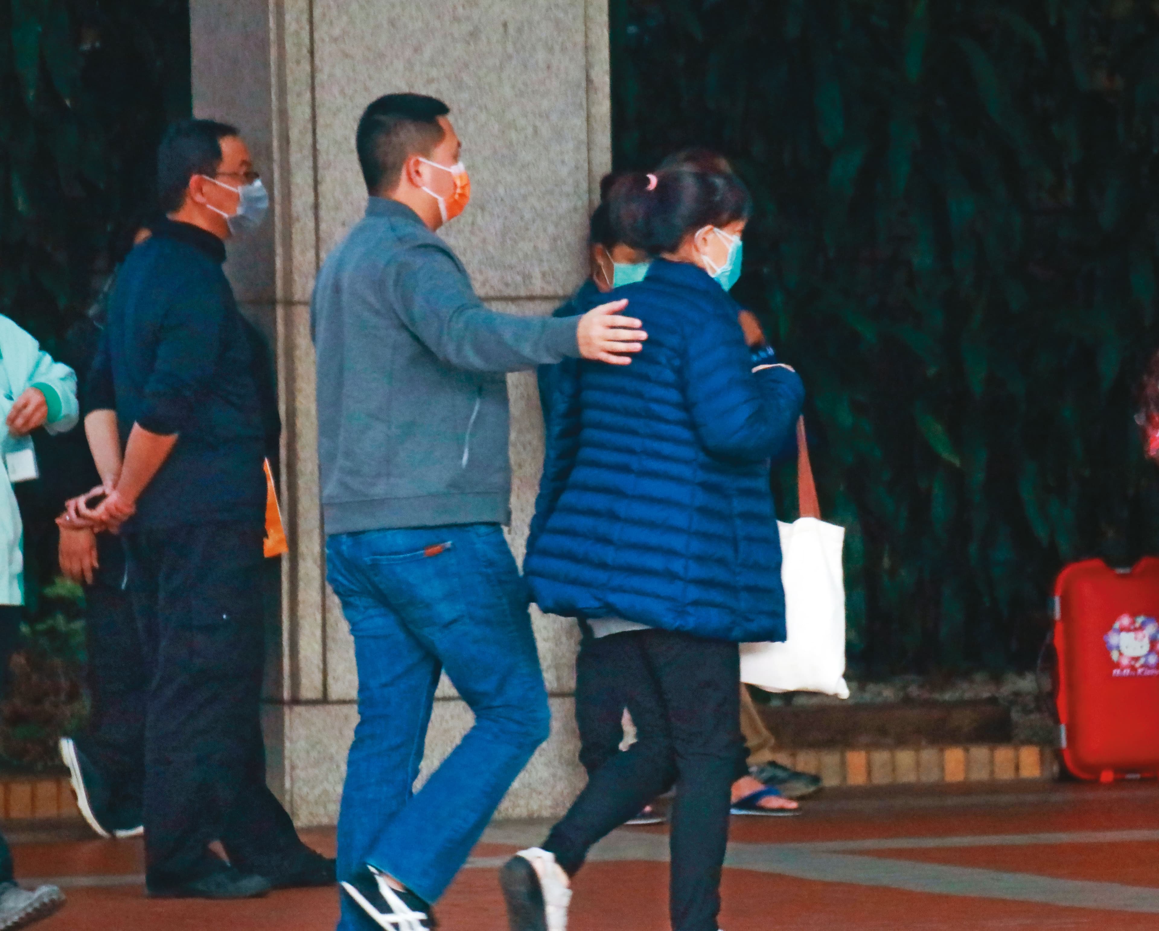 去年底李世聰身受病痛折磨,林孟叡(中)時常前往醫院探視,相當關心李家的狀況。