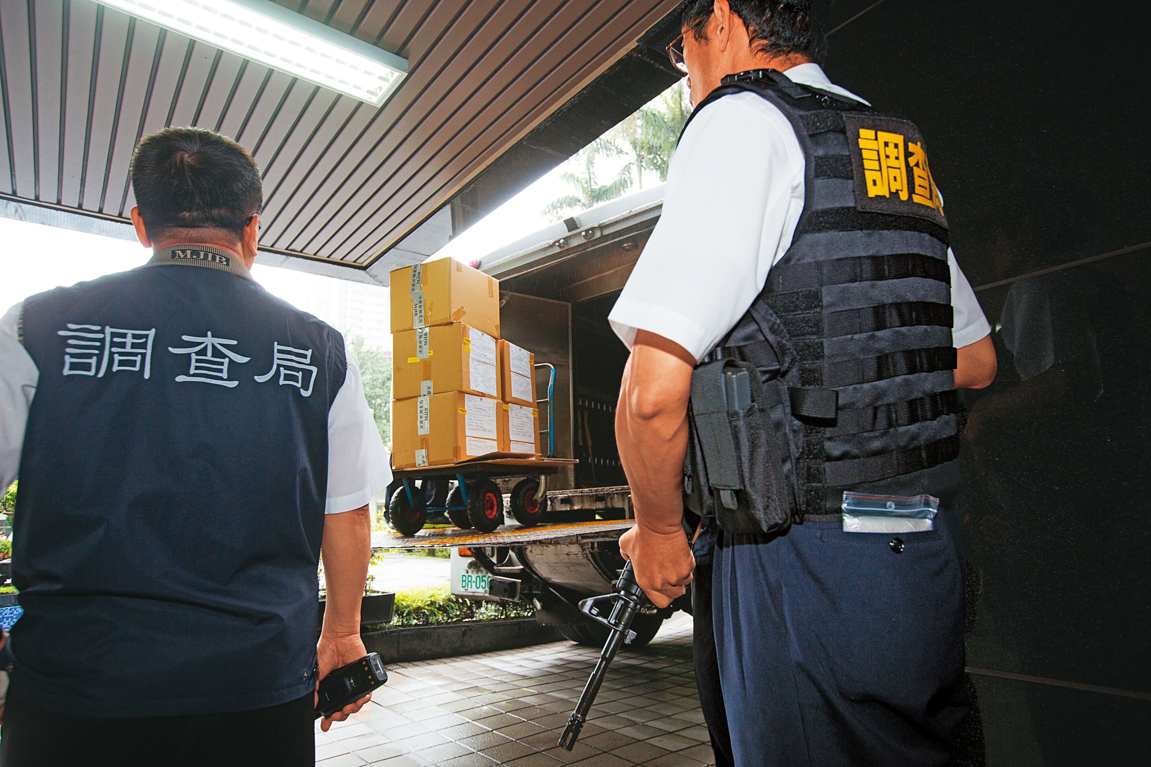 調查局荷槍實彈將扣案毒品銷毀,宣示反毒決心,徐宿良深知局本部未拆封重驗,趁機將毒品調包再盜賣謀利。