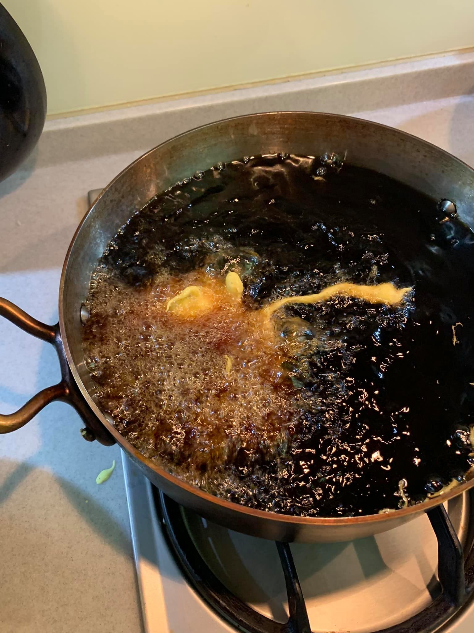 將魚片放入油鍋。