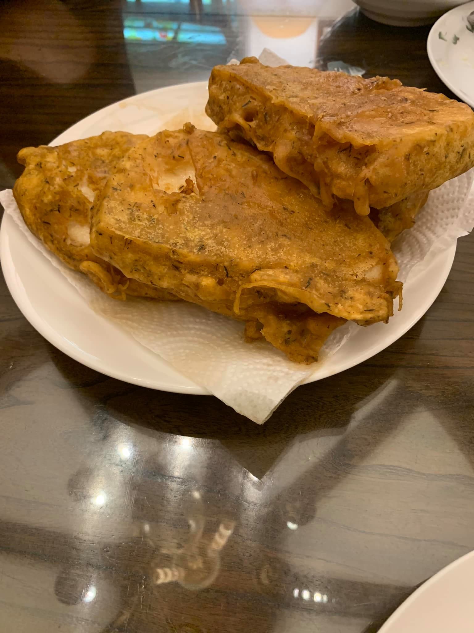 第二鍋炸鱈魚上桌,麵衣很脆。