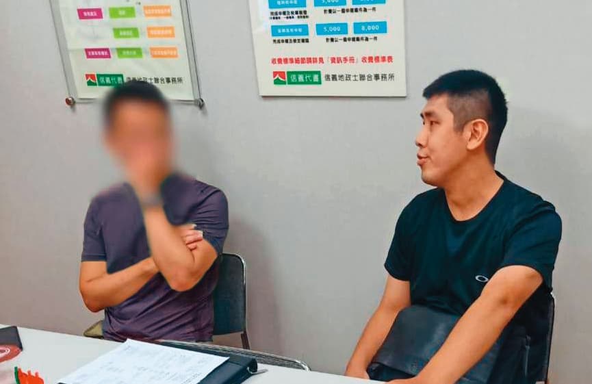 信義房屋仲介控訴員工常遭永慶房屋同業惡意攻擊,甚至有永慶房仲(右)闖進簽約現場搶客。(讀者提供)